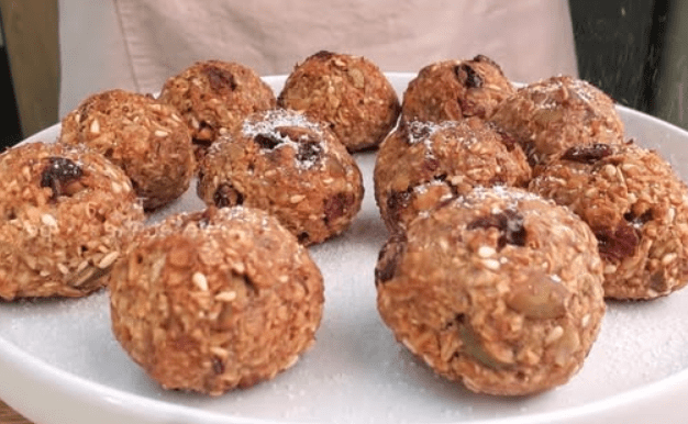 Palline energetiche di avena e frutta al forno