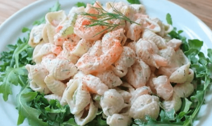 Insalata di gamberi e conchiglie di pasta