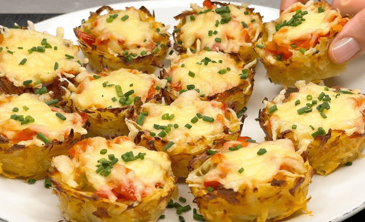 Muffin di patate grattugiate con peperoni, cipolle e prosciutto