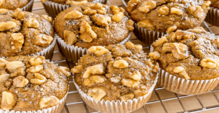 Muffin alle mele e noci facili e soffici in una ciotola