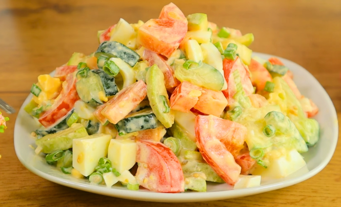 Insalata di verdure con aglio, condimento allo yogurt e zucchine