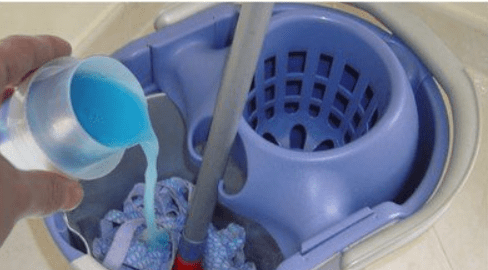 Suggerimento con ammorbidente e aceto per lucidare anche il pavimento più opaco