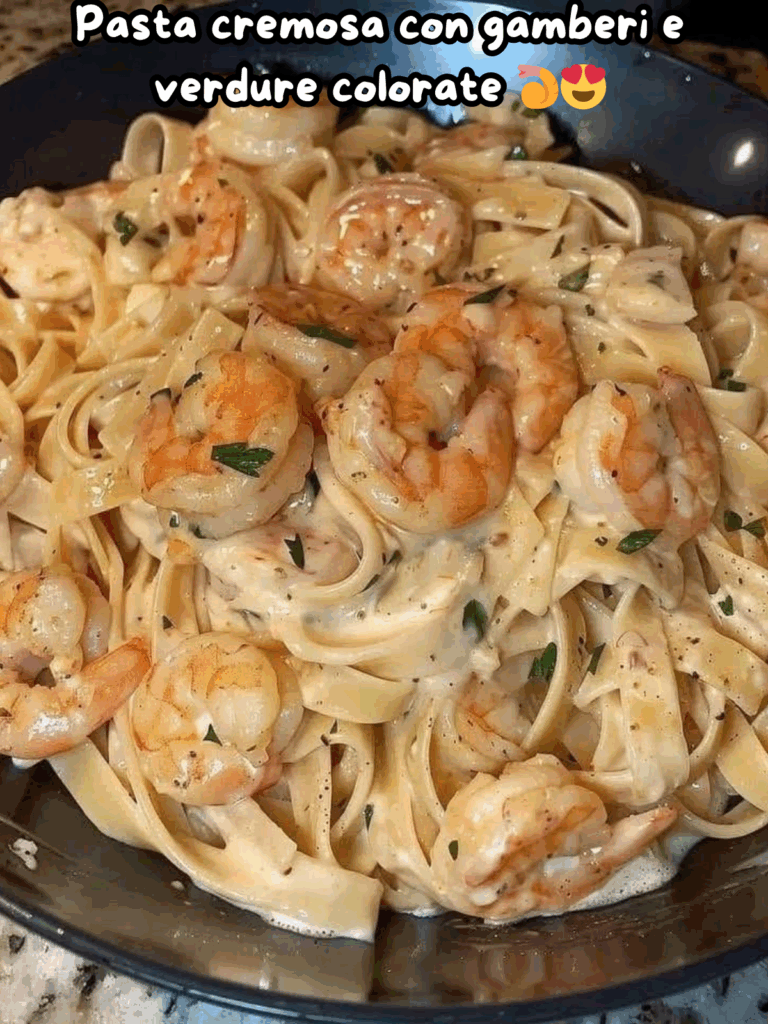 Pasta cremosa con gamberi e verdure colorate