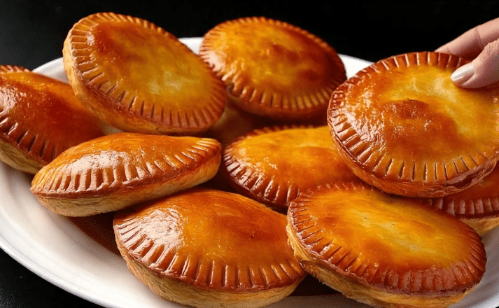 Torta di pasta sfoglia sostanziosa con carne e verdure