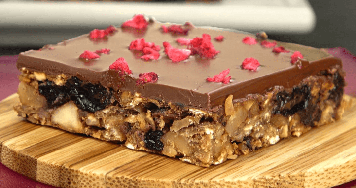 Barrette di avena e frutta con guarnizione al cioccolato