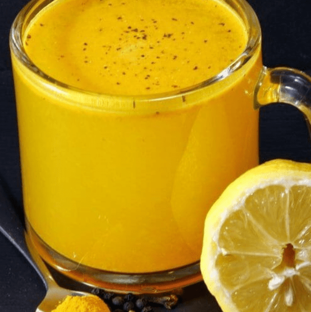 Beve acqua alla curcuma e limone ogni mattina per una settimana, ecco cosa succede