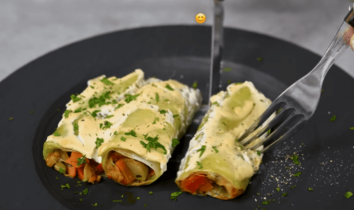 Rotoli di Porri con Ripieno di Noci e Verdure e Salsa Cremosa alla Senape