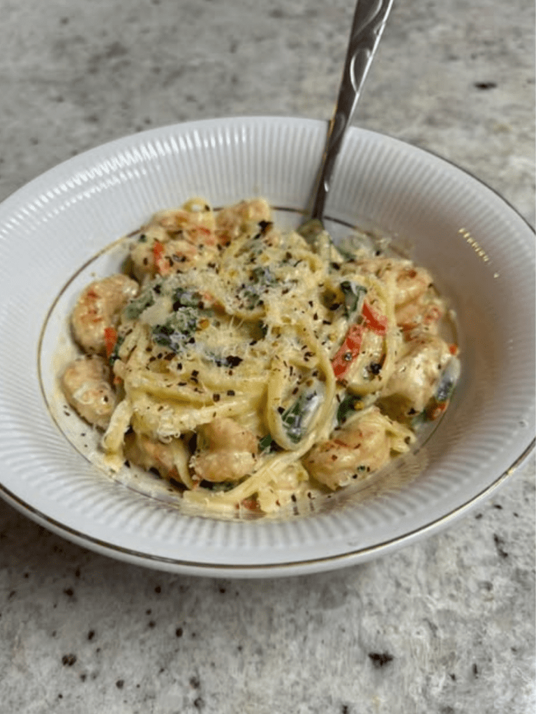 Fettuccine con Gamberi all’Aglio, Peperoni, Broccoli e Spinaci