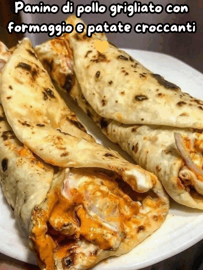 Panino di pollo grigliato con formaggio e patate croccanti