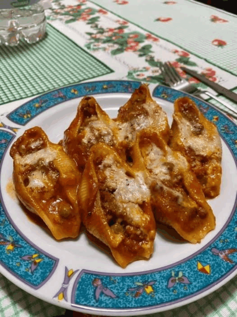 Conchiglioni al forno, ripieni con ragù alla siciliana e besciamella