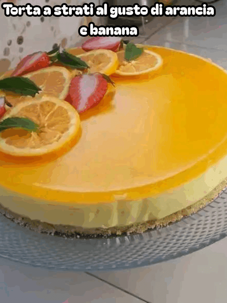 Torta a strati al gusto di arancia e banana (senza forno, uova o panna)