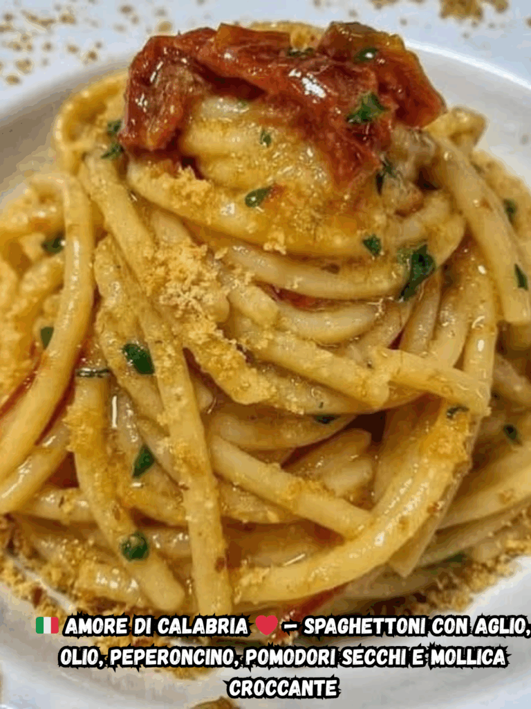 Amore di Calabria  — Spaghettoni con aglio, olio, peperoncino, pomodori secchi e mollica croccante