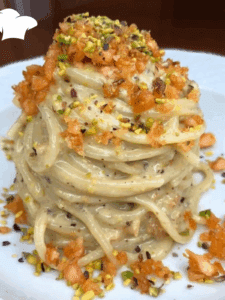 Spaghetti alla Crema di Parmigiano, Pistacchi e Salmone Affumicato