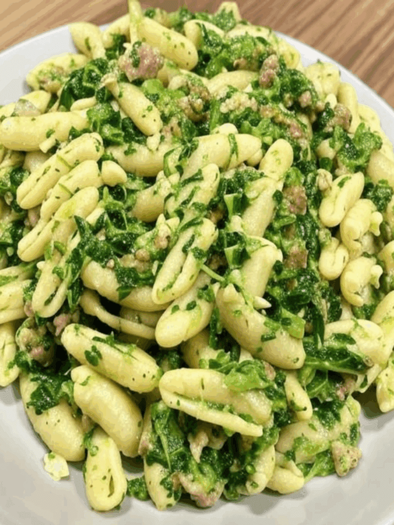 Cavatelli con Cime di Rapa e Salsiccia – Il Piatto del Sud che Scalderà il Tuo Cuore