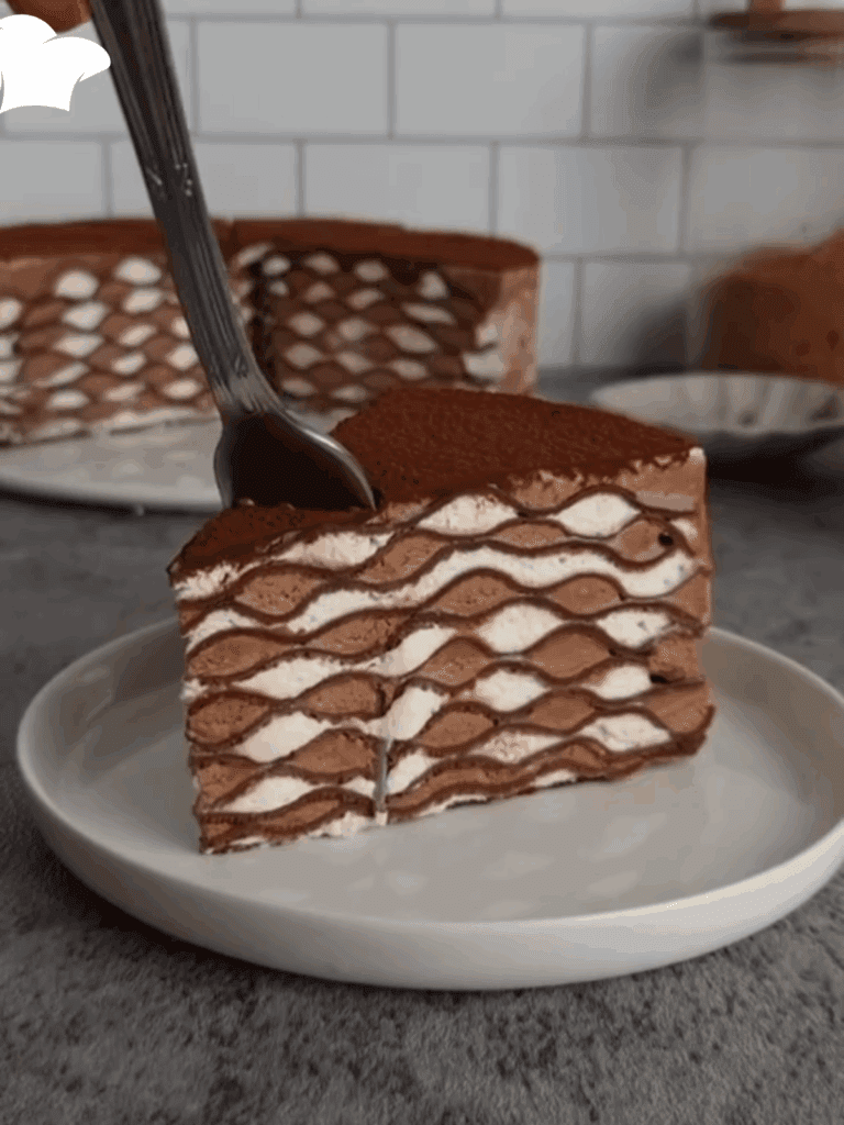Torta Ghiacciata al Cioccolato e Panna con Biscotti – Un Dessert a Strati da Sogno!